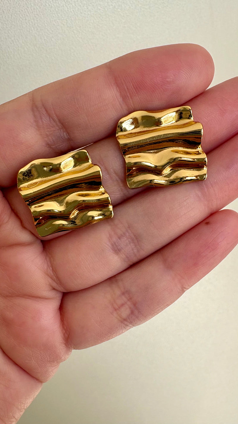 Arete Mil Dorados moderno Mujer usando Arete Mil Dorados elegante