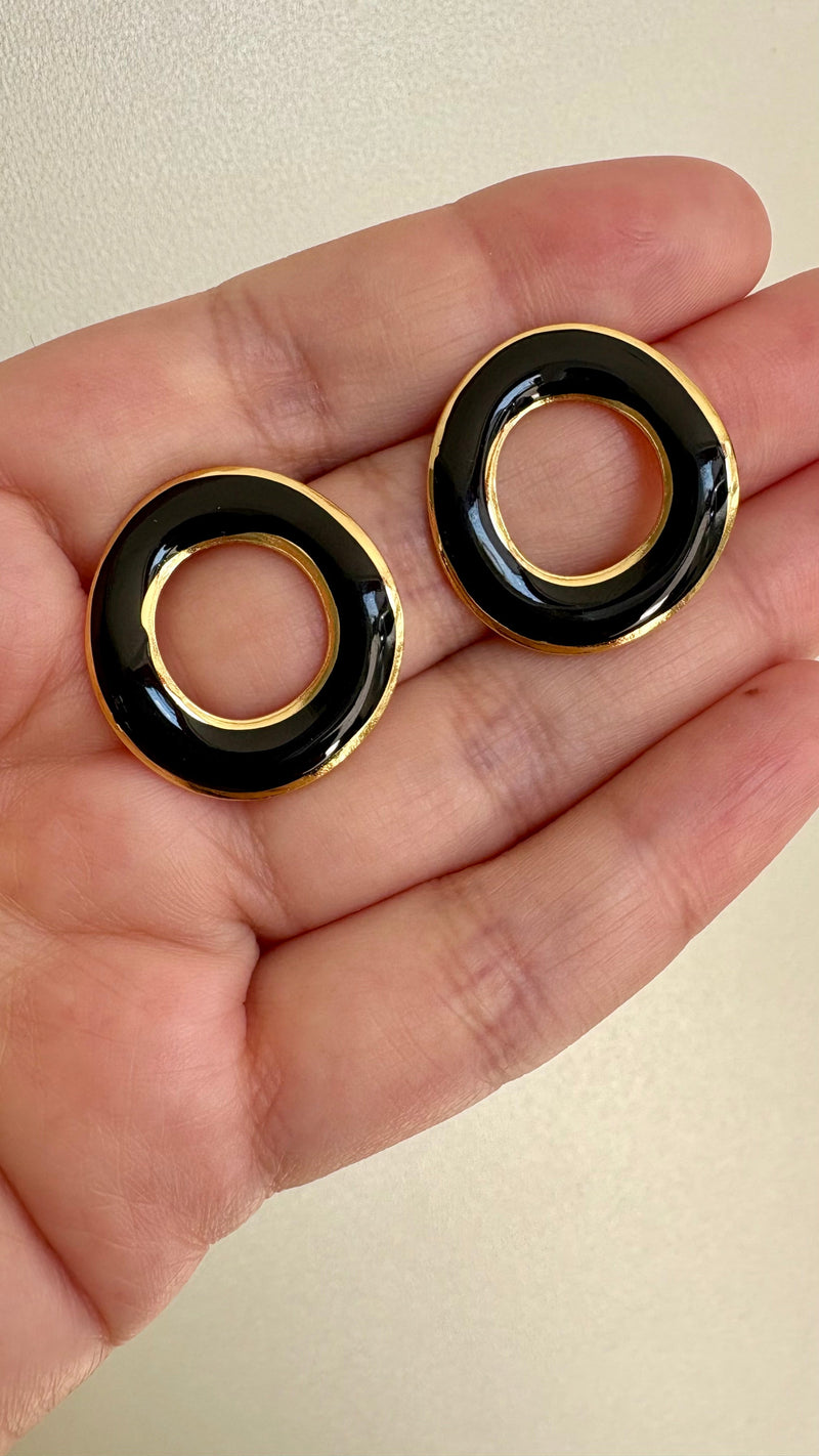 Detalle premium Arete Black Detalle premium del Arete Black resistente al agua